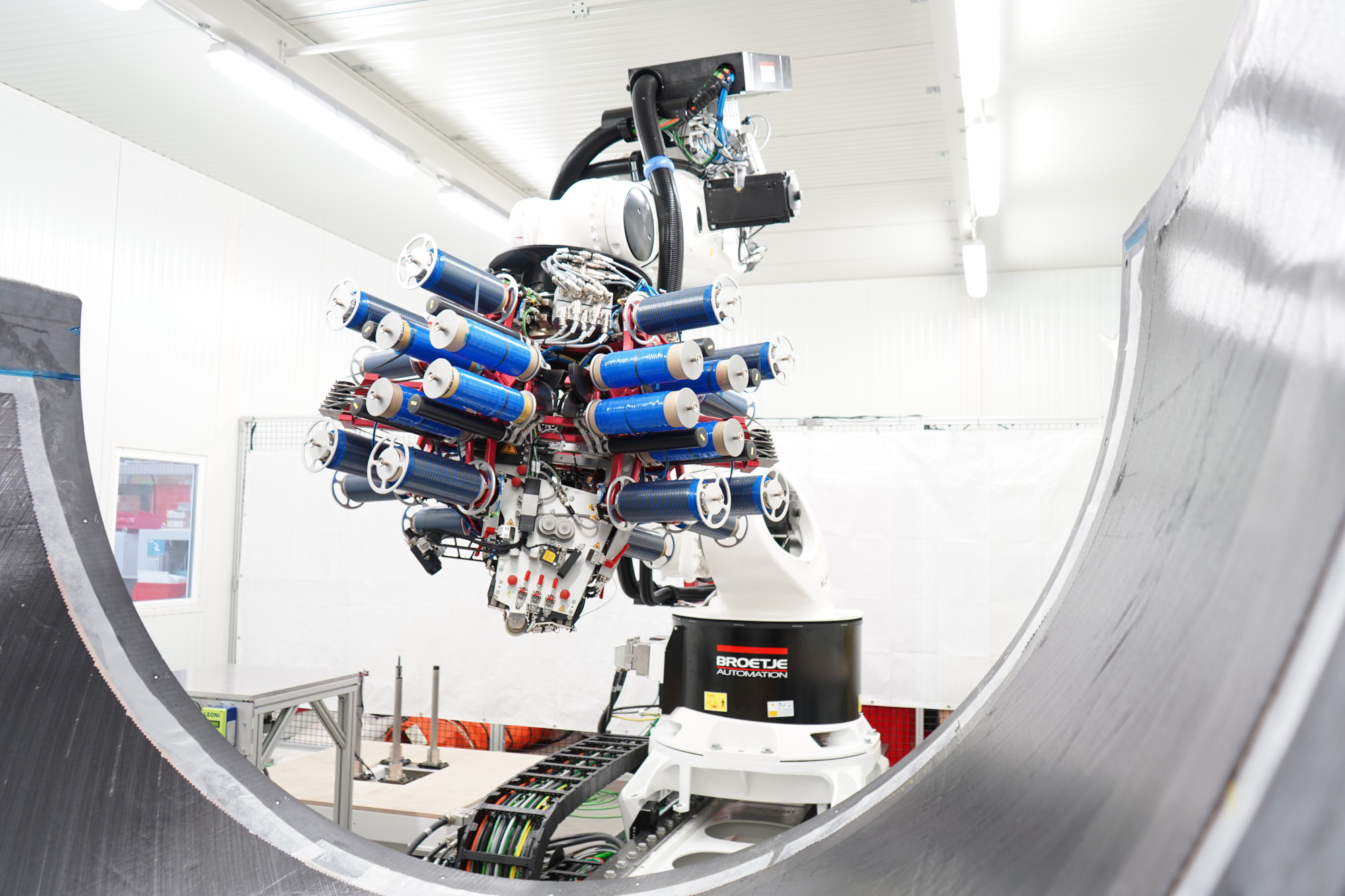 The STAXX Flex is the highly versatile and effecient robotic system for automated fiber placement