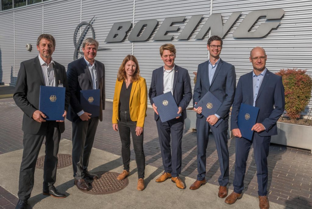 Dr. Anna Christmann überreichte den Förderbescheid für das Projekt SHILA im Rahmen einer Delegationsreise zum Boeing-Werk in Renton, in dem u.a. die Boeing 737 MAX gebaut wird. Foto: Boeing