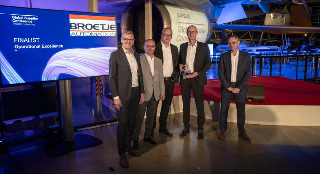 Dr. Axel Peters and Lutz Neugebauer accepting the Airbus Supplier Award Operational Excellence