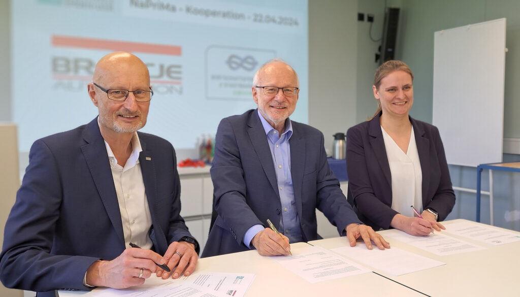 Signing the joint cooperation agreement (from left to right): Lutz Neugebauer, Broetje-Automation; Prof. Dr. Gerhard Kreutz, President HS E/L; Martje Merten, Managing Director - Wirtschaftsförderung und Stadtmarketing Emden (WFSE)