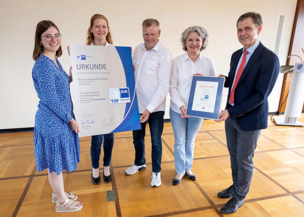 Oldenburg, Niedersachsen, DEU, 18.06.2025, Die Oldenburgische Industrie- und Handelskammer hat das Siegel „Top Ausbildung“ an die Firma Broetje-Automation GmbH aus Rastede verliehen. Von links: Katrin Werle (IHK-Projekt Top Ausbildung), Lotta Waffenschmidt, Ralf Gerdes, Lilly Beußel und IHK Präsident Jan Müller. Foto: Andreas Burmann